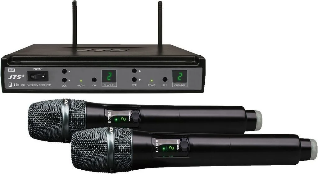 Deux microphones sans fil et leur récepteur UHF